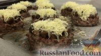 Фото приготовления рецепта: Мясные корзиночки с грибами, под горячим сыром - шаг №14