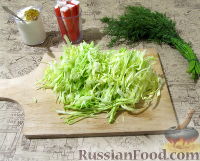 Фото приготовления рецепта: Салат из крабовых палочек и капусты, с укропом - шаг №2