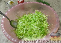 Фото приготовления рецепта: Салат из крабовых палочек и капусты, с укропом - шаг №3