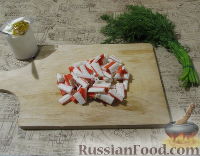 Фото приготовления рецепта: Салат из крабовых палочек и капусты, с укропом - шаг №4