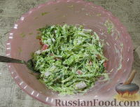 Фото приготовления рецепта: Салат из крабовых палочек и капусты, с укропом - шаг №7