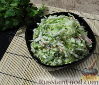 Фото приготовления рецепта: Салат из крабовых палочек и капусты, с укропом - шаг №8