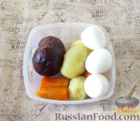 Фото приготовления рецепта: Финский салат "Росоли (Рассоле)" с сельдью - шаг №2