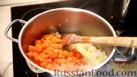 Фото приготовления рецепта: Тыквенный крем-суп со сливками и сыром - шаг №4