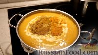 Фото приготовления рецепта: Тыквенный крем-суп со сливками и сыром - шаг №10