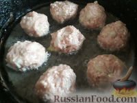 Фото приготовления рецепта: Тефтели в томатном соусе (в мультиварке) - шаг №7