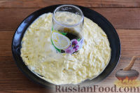 Фото приготовления рецепта: Праздничный салат с курицей, кукурузой и киви - шаг №6