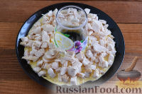Фото приготовления рецепта: Праздничный салат с курицей, кукурузой и киви - шаг №7