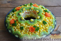Фото приготовления рецепта: Праздничный салат с курицей, кукурузой и киви - шаг №14