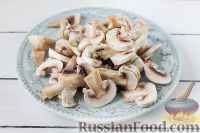 Фото приготовления рецепта: Отбивные с черносливом и грибами - шаг №3