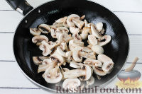 Фото приготовления рецепта: Отбивные с черносливом и грибами - шаг №4