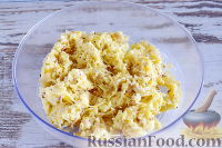 Фото приготовления рецепта: Печенье с сыром, горчицей и луком - шаг №4