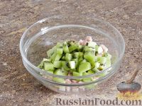 Фото приготовления рецепта: Салат с киви и ветчиной - шаг №8