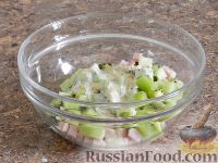 Фото приготовления рецепта: Салат с киви и ветчиной - шаг №9