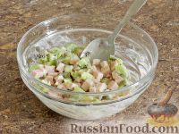 Фото приготовления рецепта: Салат с киви и ветчиной - шаг №10