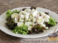 Фото приготовления рецепта: Салат с киви и ветчиной - шаг №13