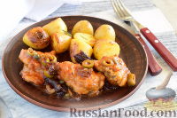 Фото к рецепту: Курица, запеченная с черносливом, оливками и каперсами