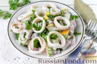 Фото к рецепту: Салат из кальмаров и красного лука