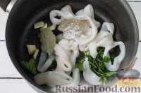 Фото приготовления рецепта: Слоёный салат с тунцом и оливками - шаг №6