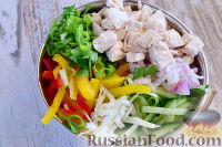 Фото приготовления рецепта: Салат с курицей и белокочанной капустой - шаг №9