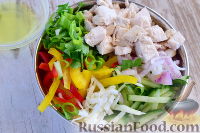 Фото приготовления рецепта: Салат с курицей и белокочанной капустой - шаг №10