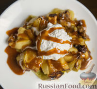 Фото к рецепту: Печёные яблоки с корицей, мороженым и карамелью
