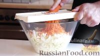 Фото приготовления рецепта: Салат из капусты, с помидорами и чесноком - шаг №3