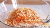 Фото приготовления рецепта: Салат из капусты, с помидорами и чесноком - шаг №4