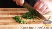 Фото приготовления рецепта: Салат из капусты, с помидорами и чесноком - шаг №7