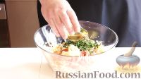 Фото приготовления рецепта: Салат из капусты, с помидорами и чесноком - шаг №9