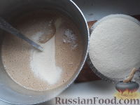 Фото приготовления рецепта: Кофейный манник со сметанным кремом (в мультиварке) - шаг №7
