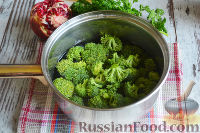Фото приготовления рецепта: Слоеный салат «Новогодние свечи» с ветчиной - шаг №11