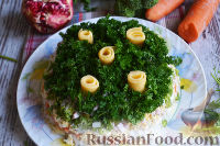 Фото приготовления рецепта: Слоеный салат «Новогодние свечи» с ветчиной - шаг №24