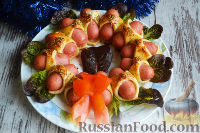 Фото к рецепту: "Новогодний веночек" из мини-сосисок в тесте