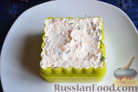 Фото приготовления рецепта: Слоёный салат с ветчиной, помидорами и плавленым сыром - шаг №12