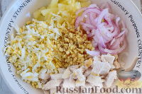 Фото приготовления рецепта: Салат с курицей и ананасами - шаг №7