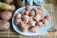 Фото приготовления рецепта: Картофельная запеканка с колбасками и курицей - шаг №2