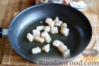 Фото приготовления рецепта: Картофельная запеканка с колбасками и курицей - шаг №5