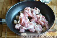 Фото приготовления рецепта: Картофельная запеканка с колбасками и курицей - шаг №8