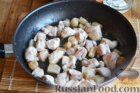 Фото приготовления рецепта: Картофельная запеканка с колбасками и курицей - шаг №9