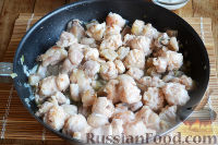 Фото приготовления рецепта: Картофельная запеканка с колбасками и курицей - шаг №11