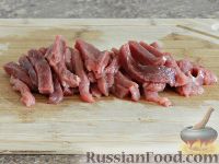 Фото приготовления рецепта: Салат "Римский" с говядиной и яичными блинчиками - шаг №1