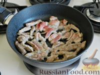 Фото приготовления рецепта: Салат "Римский" с говядиной и яичными блинчиками - шаг №2