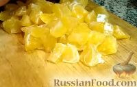 Фото приготовления рецепта: Салат "Мандариновый шок" из мандаринов и сыра - шаг №4