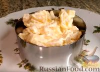 Фото приготовления рецепта: Салат "Мандариновый шок" из мандаринов и сыра - шаг №6