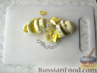 Фото приготовления рецепта: Двухцветное заливное с ветчиной и маринованными огурцами - шаг №3