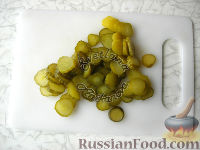 Фото приготовления рецепта: Двухцветное заливное с ветчиной и маринованными огурцами - шаг №4