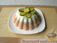 Фото приготовления рецепта: Двухцветное заливное с ветчиной и маринованными огурцами - шаг №9