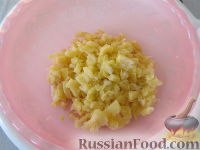 Фото приготовления рецепта: Деревенский картофельный салат с жареными грибами - шаг №7