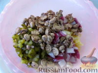 Фото приготовления рецепта: Деревенский картофельный салат с жареными грибами - шаг №8